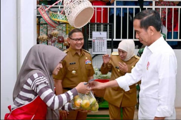 Pj. Wali Kota Batu Dr. Aries Agung Paewai Dampingi Presiden RI Joko Widodo, Meresmikan Pasar Induk Among Tani