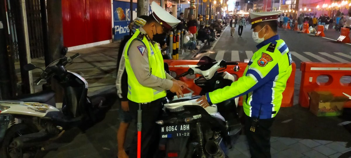 Tekan Laju Covid-19, Kasatlantas Polresta Malang Kota Pimpin Patroli Pamor Keris