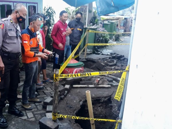 KBO Kaur Bin Ops Polres Batu, Amankan Lokasi Bekas Tanah Ambles