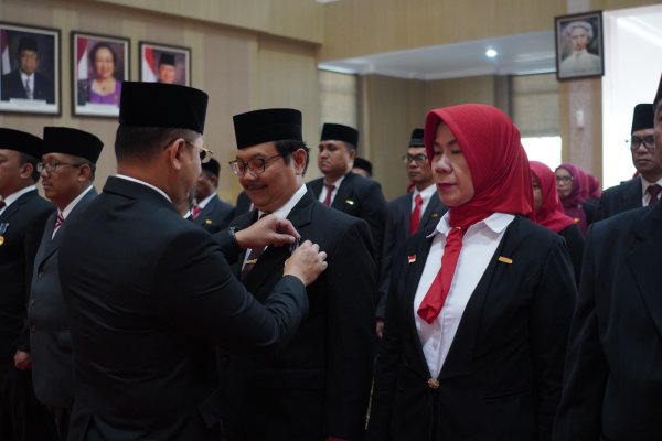 Pj. Wali Kota Batu Aries Beri Tanda Kehormatan Satyalancana Karya Satya ASN Pemkot Batu