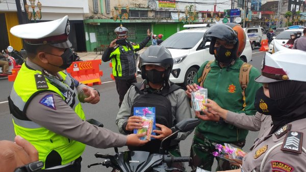 Valentine Day, Polresta Makota Kampanyekan Prokes dan Disiplin Lalu-lintas
