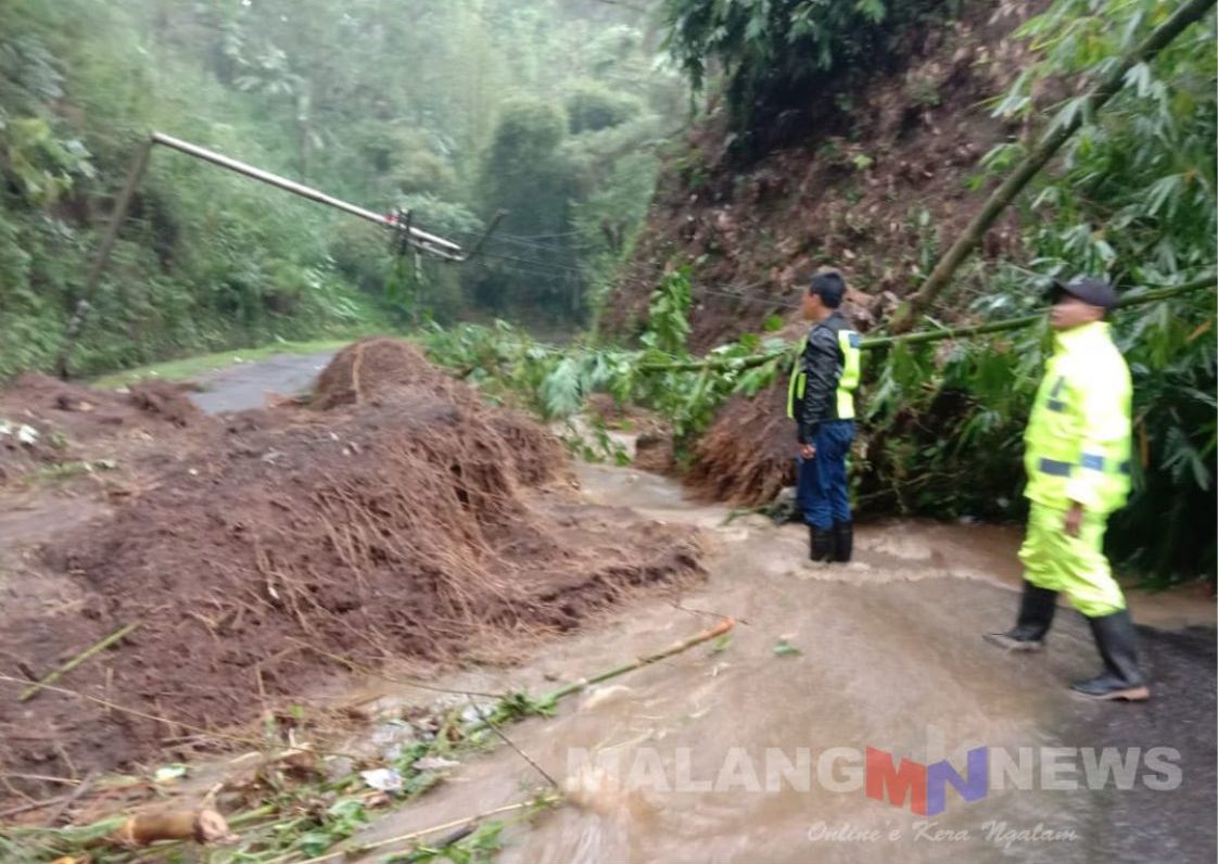 Kapolsek Ngantang Bersama Anggota, Datangi TKP Tanah Longsor