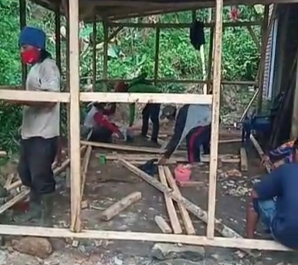 Warga Sukodono Dampit, Bangun Huntara Mandiri