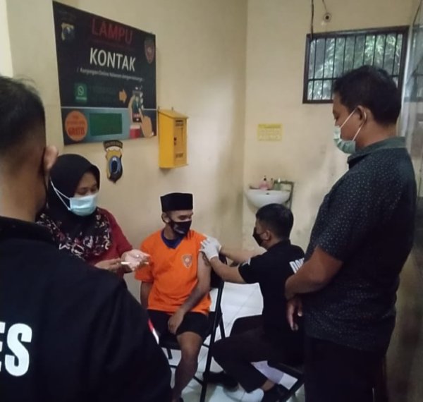 Cegah Penyebaran Covid-19, Polres Batu Vaksinasi Tahanan
