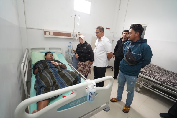 Bentuk Wujud Kepedulian, Pj. Wali Kota Batu Aries Jenguk Korban Pohon Tumbang