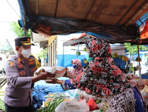 Peduli Sesama, Kapolres Batu Bagikan Sembako