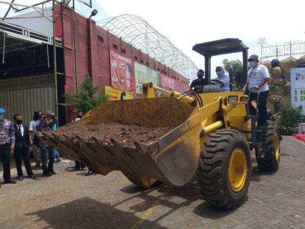 Unik, Dewanti Tanam Pohon Gunakan Excavator Pada Peringatan HUT Kota Batu Ke-19