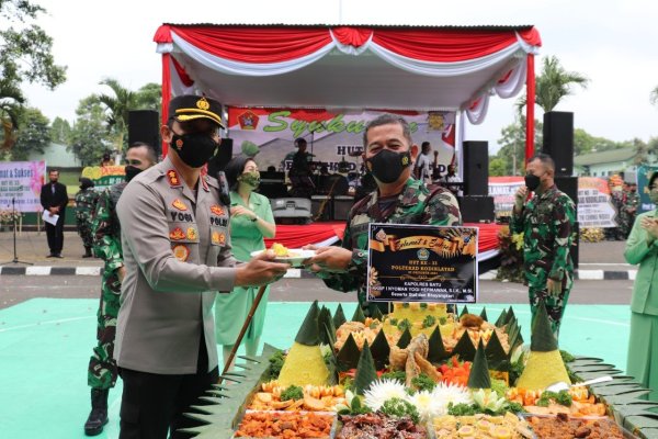 HUT ke-33 Poltekad Kodiklatad, Kapolres Batu Berikan Kejutan Nasi Tumpeng