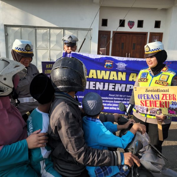 Gelar Operasi Zebra Semeru 2023, Kasatlantas Polres Batu AKP Lya Sosialisasi dan Berikan Teguran Simpatik Kepada Pelanggar Lalu Lintas