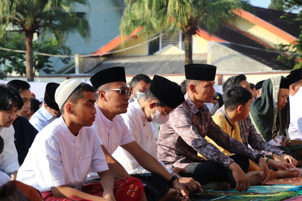 Wujud Kerukunan Umat Beragama, Pecalang dan Umat Nasrani Bantu Amankan Salat Ied
