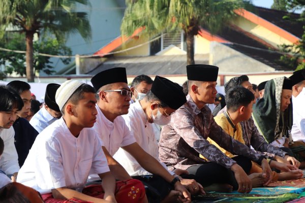 Wujud Kerukunan Umat Beragama, Pecalang dan Umat Nasrani Bantu Amankan Salat Ied