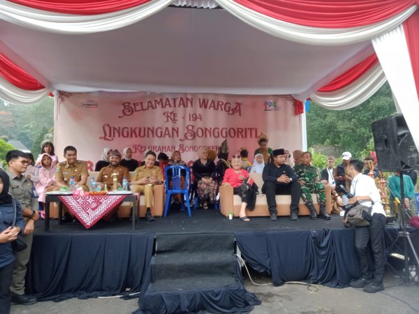Kelurahan Songgokerto Bersama Warga Masyarakat Gelar Kirab Tumpeng Selamatan ke-194