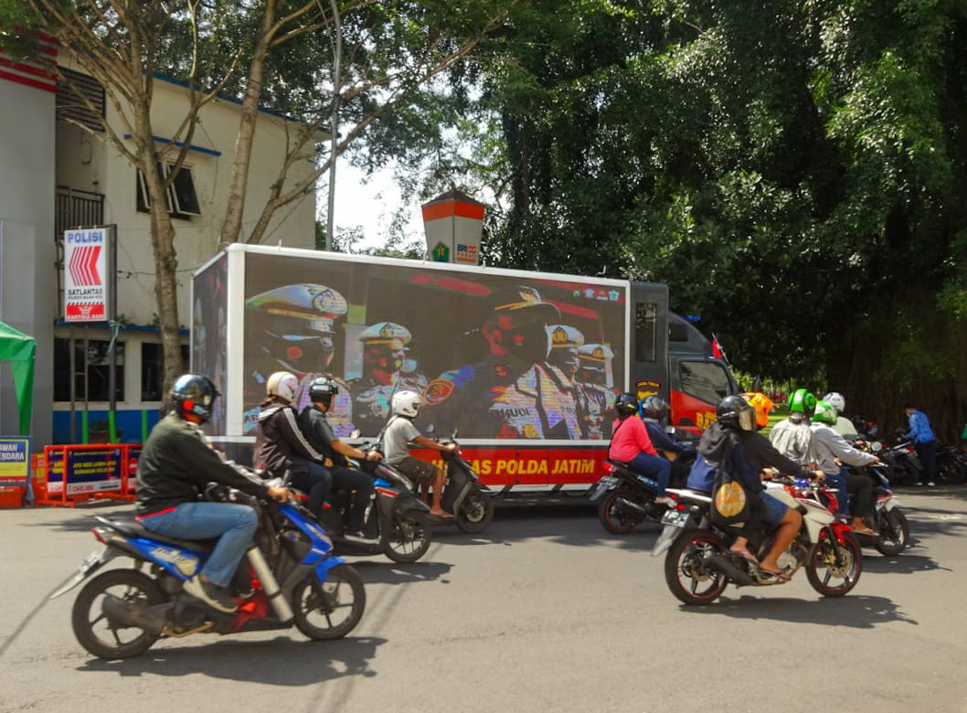 Sosialisasikan Penanganan Covid-19, Polresta Malang Kota Gunakan Truk Videotron