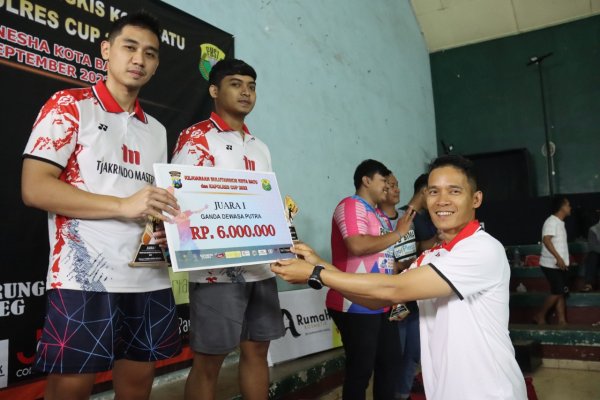 Kapolres Batu AKBP Oskar, Tutup Kejurkot Bulu Tangkis Kapolres Cup 2022