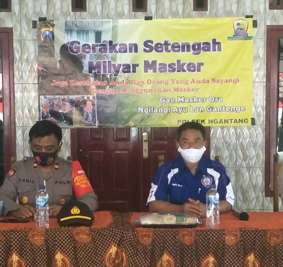 Bersama Bhayangkari dan Koramil, Kapolsek Ngantang Bagikan Masker Gratis
