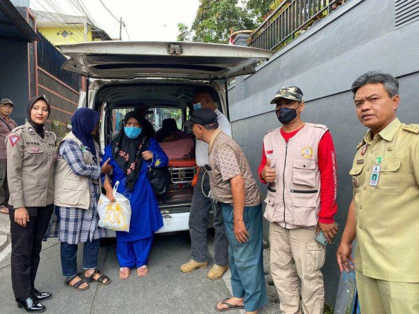 Evakuasi Pasien ODGJ ke RSJ, Kolaborasi Polwan Polisi RW Polresta Malang Kota Bersama Relawan