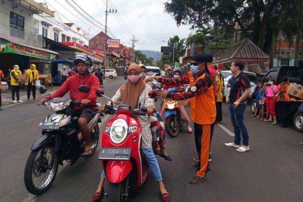 Kamis berbagi, PP Bersama Partai Golkar Bagikan 1000 Takjil dan Masker Gratis