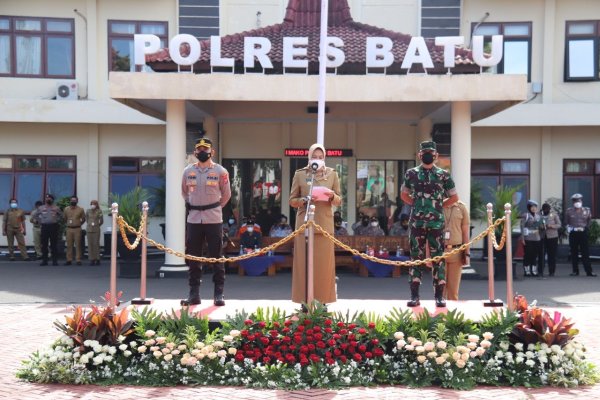 Antisipasi Penyebaran Omicron, Kapolres Batu Laksanakan Apel Gelar Pasukan Pamor Keris