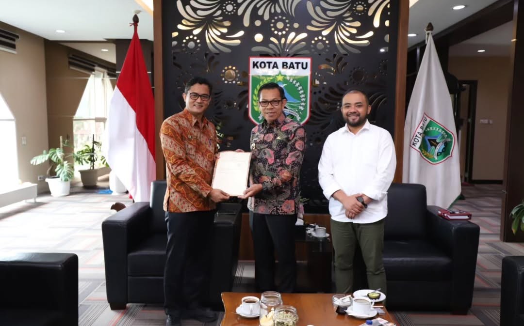 Audiensi dengan Wali Kota Batu, BPN Kota Batu Serahkan 6 Sertifikat Aset Redistribusi Tanah Kepada Pemkot Batu