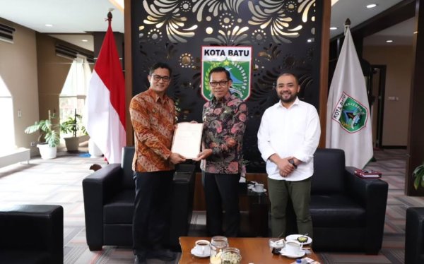 Audiensi dengan Wali Kota Batu, BPN Kota Batu Serahkan 6 Sertifikat Aset Redistribusi Tanah Kepada Pemkot Batu