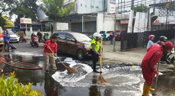 Anggota Sat Lantas Polresta Malang Kota Bantu Petugas PMK Bersihkan Tumpahan Solar