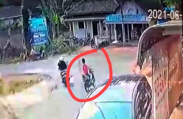 Kendarai Motor Tabrak Toko di Gondanglegi, Nenek dan Cucu Tewas