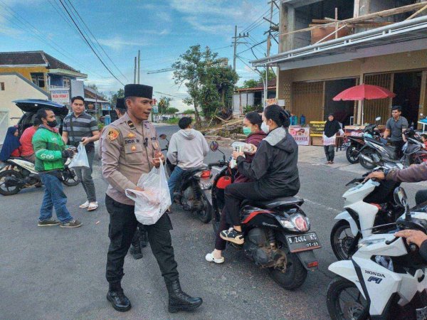 Momen Bulan Suci Ramadan 1445 H, Satreskrim Polres Batu Bagikan Takjil Gratis