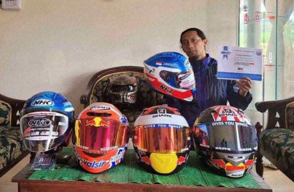 Bisnis Helm “Repaint” Ala motoGP, Jurnalis Ini Banjir Pesanan