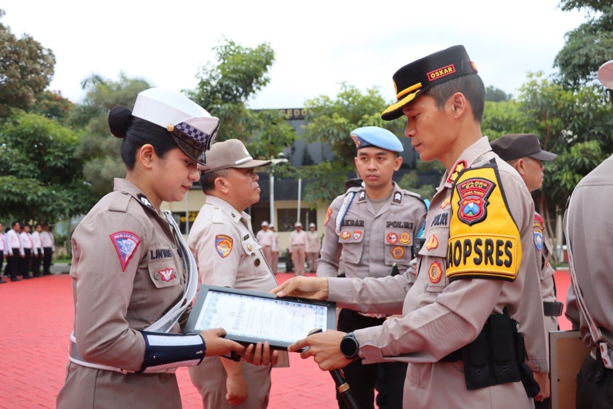 HUT Bhayangkara ke-78, Kapolres Batu AKBP Oskar Apresiasi Briptu Lintang dengan Segudang Prestasi