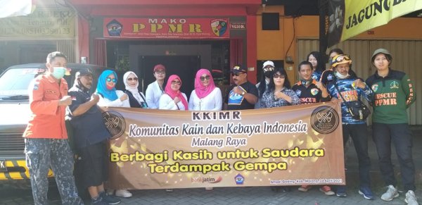 Peduli Korban Gempa Malang, Perempuan Berkebaya Berikan Bantuan