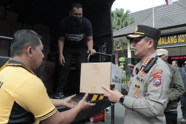 Bantu Korban Erupsi Gunung Semeru, Kombes Pol. Buher Salurkan Bansos ke Lumajang
