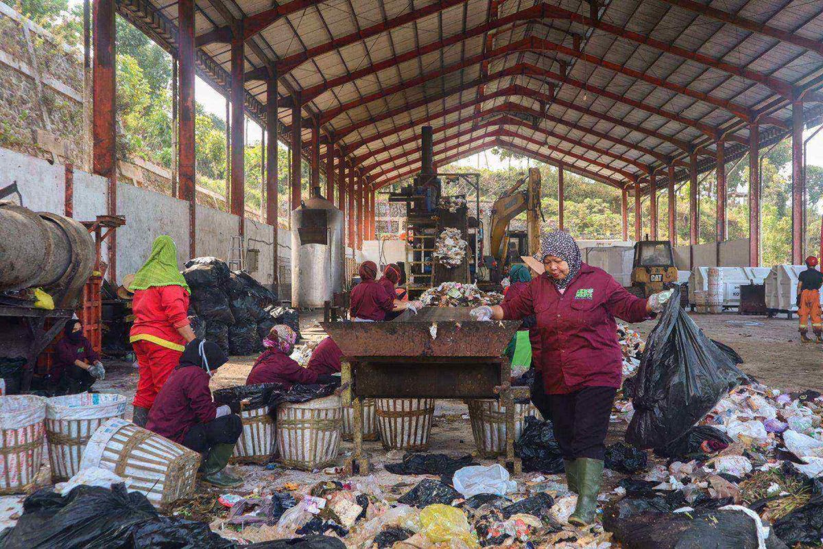 Kunjungi TPA Tlekung, Tim Sabers Pungli Bantu Pemilahan Sampah dari Rumah