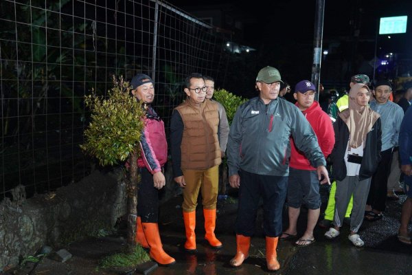 Optimalkan Kebutuhan Warga Terdampak, Wali Kota Batu, Nurochman Tinjau Lokasi Banjir di Dusun Banyuning, Desa Punten