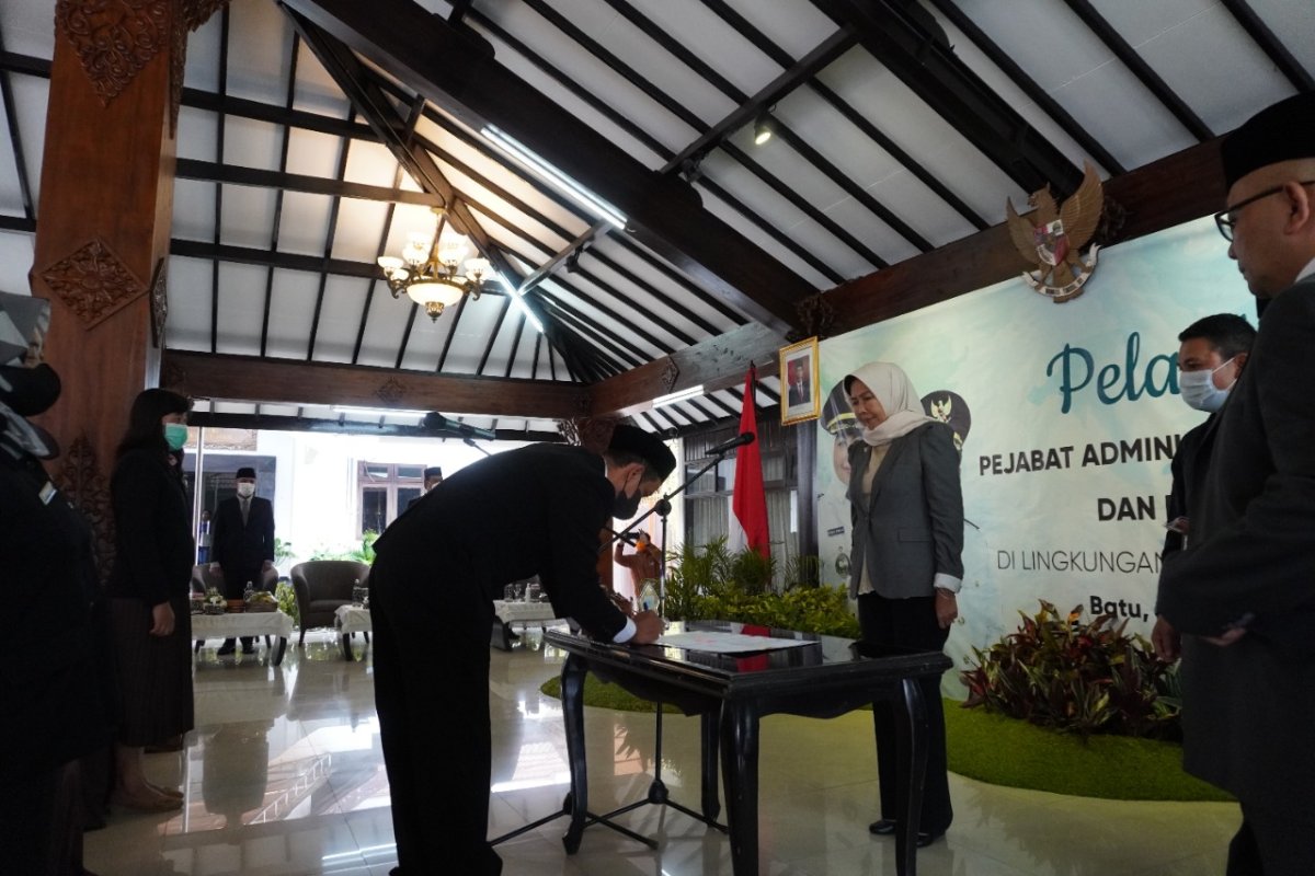 Jelang Akhir Masa Jabatan, Wali Kota Batu Dewanti Rumpoko Lantik 74 Pejabat Administrator, Pengawas dan Fungsional